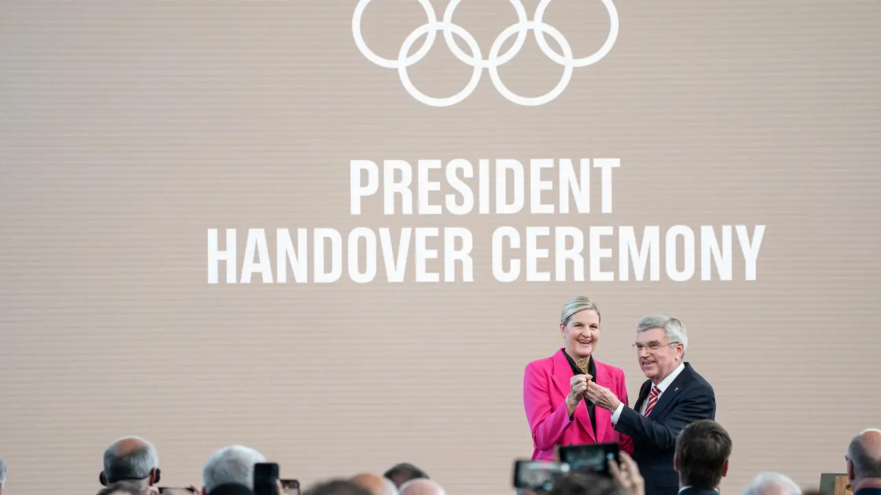 La zimbabuense Kirsty Coventry (i), nueva presidenta del COI, durante la ceremonia de traspaso de poderes con su predecesor, el alem&aacute;n Thomas Bach (d), en la sede del organismo en Lausana (Suiza). EFE/ IOC/Greg Martin // SOLO USO EDITORIAL/SOLO DISPONIBLE PARA ILUSTRAR LA NOTICIA QUE ACOMPA&Ntilde;A (CR&Eacute;DITO OBLIGATORIO)